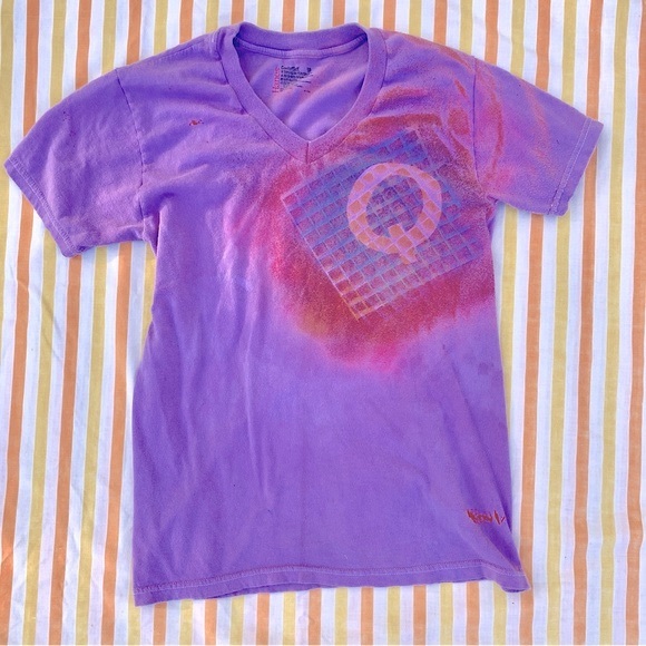 Hanes Handmade V-Neck “Q” Purple Painted Letter Tee One of A Kind Size Small 💜 - Picture 2 of 16